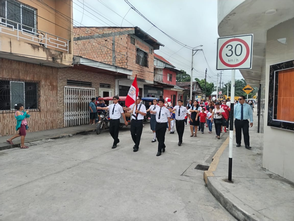 🇵🇪 Celebración del Día de la Bandera en “Fuente del Saber”